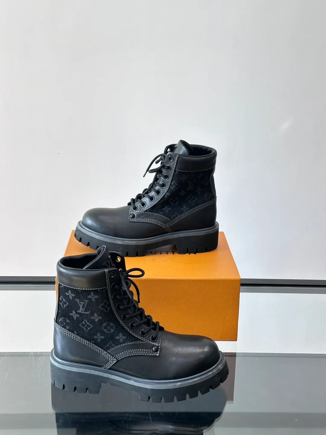 [L Home] Top P: 920💰 Size: 39-44 (45 can be customized) LOUIS VUITTON Louis Vuitton ss25 LV Donkey brand new thick-soled lace-up big-toe shoes men's casual shoes high-top short boots. These boots are crafted from top-grain calf leather for a lightweight and comfortable fit. The thick EVA outsole is embellished with eye-catching ridges, and the trendy attitude of being both strong and soft makes it an everyday choice. ✔Upper: imported first-layer cowhide ✔Lining: cowhide ✔Outsole: original molded outsole